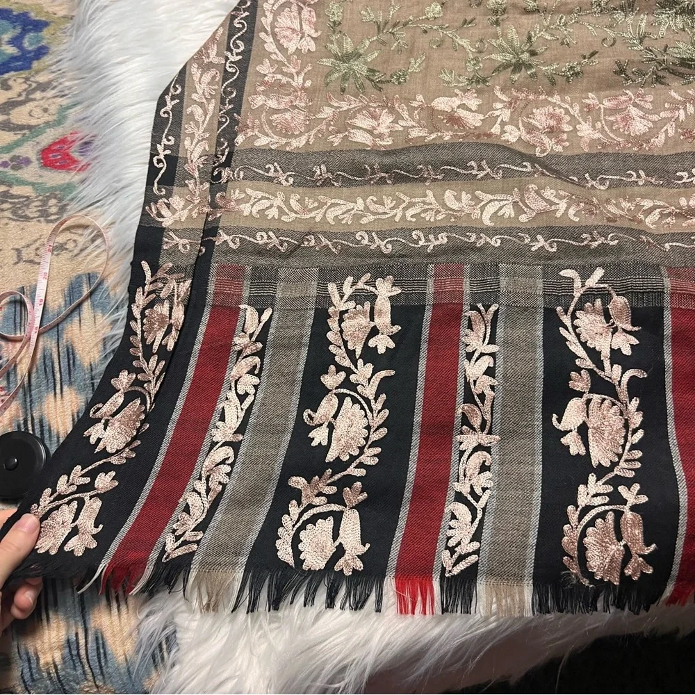 Monte Carlo shawls heavily embroidered shawl - Picture 5 of 5